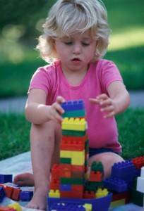 kid-playing-blocks-game