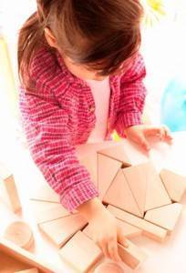 kid-playing-puzzle-game