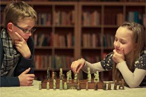 kids-playing-chess