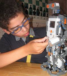 smart-boy-building-robot