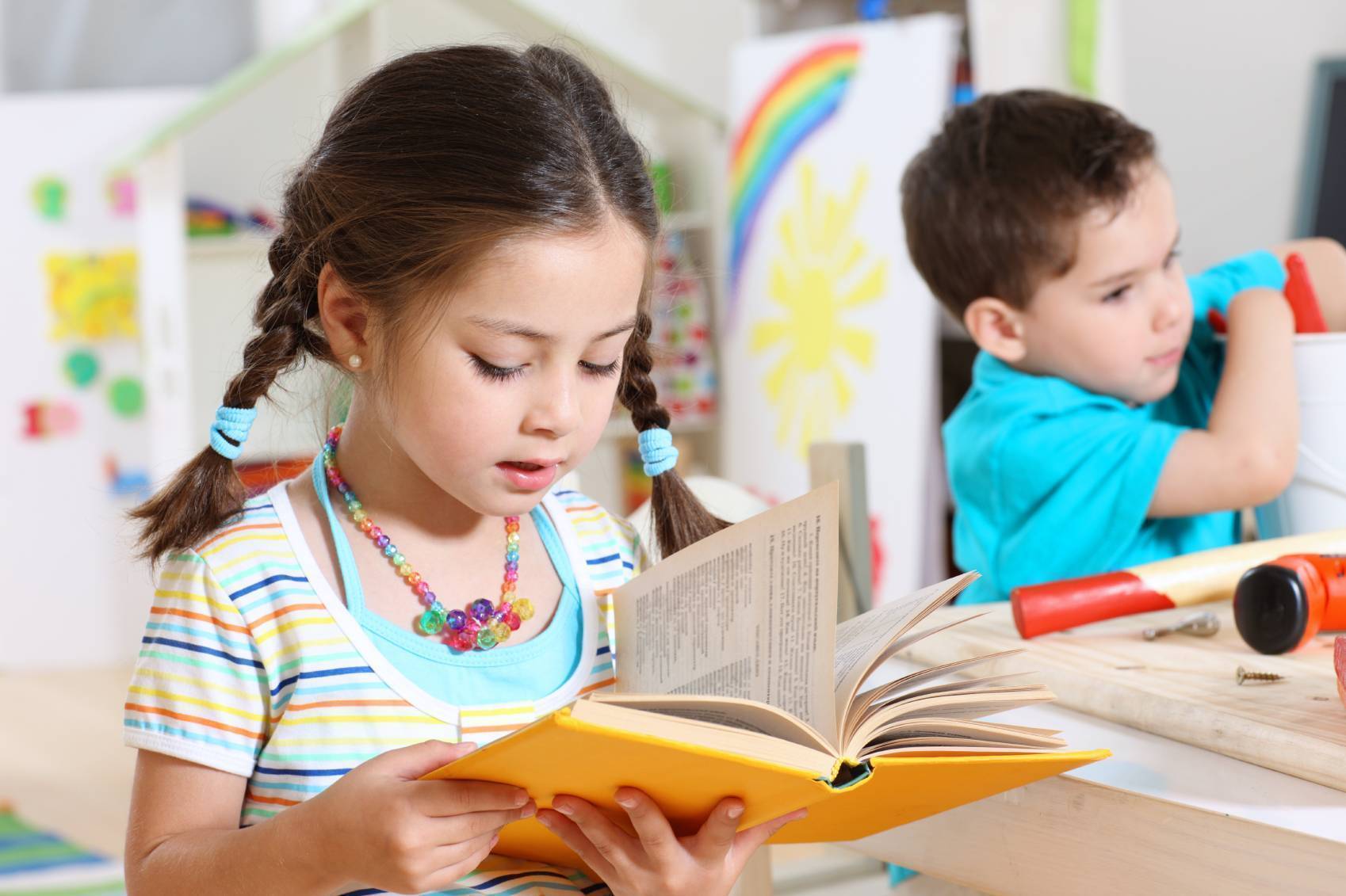Звуки детей в классе. Чтение в школе. Дети обучаются чтению. Чтение для детей. Дети дошкольники.