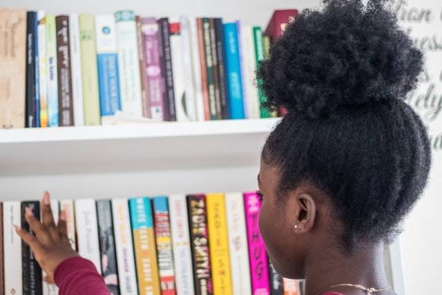 Child looking at book shelf