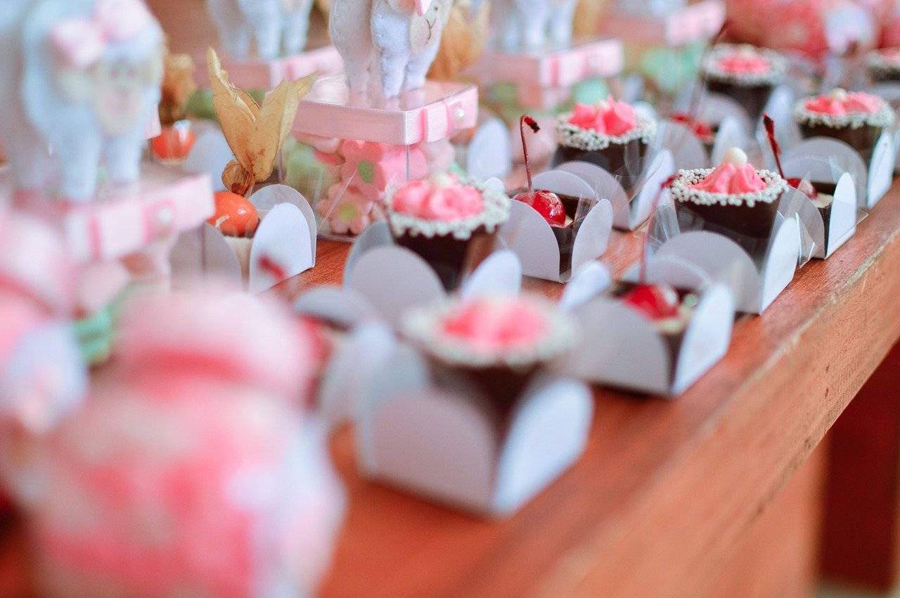 Cake pops or cupcakes