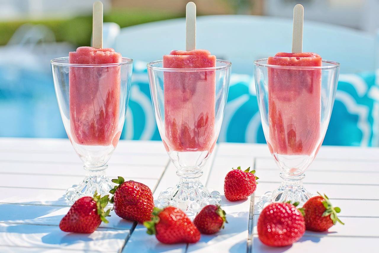 Frozen yoghurt popsicles
