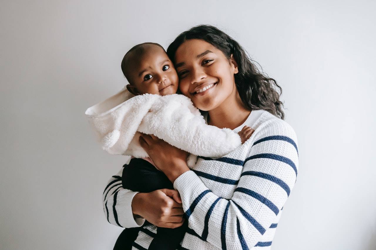 How Facelifts Can Help Postpartum Mothers