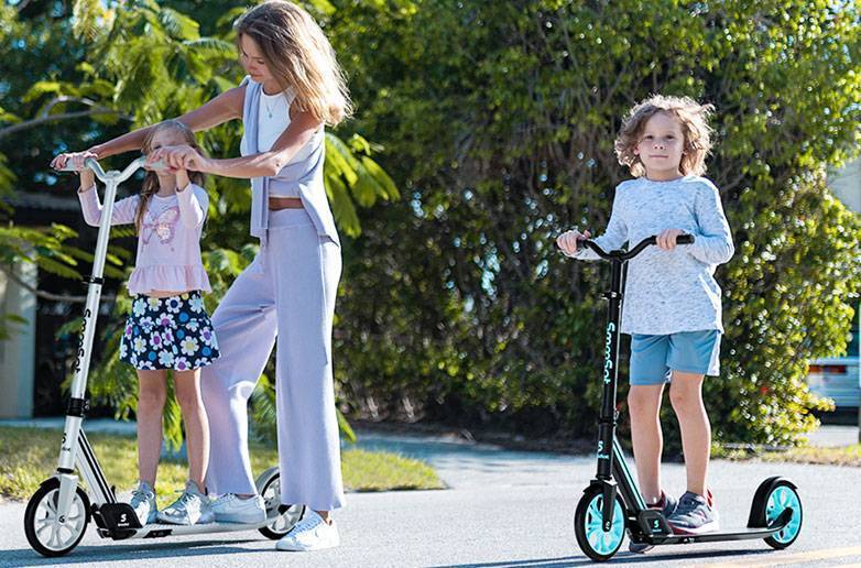 The SmooSat S8 Kick Scooter