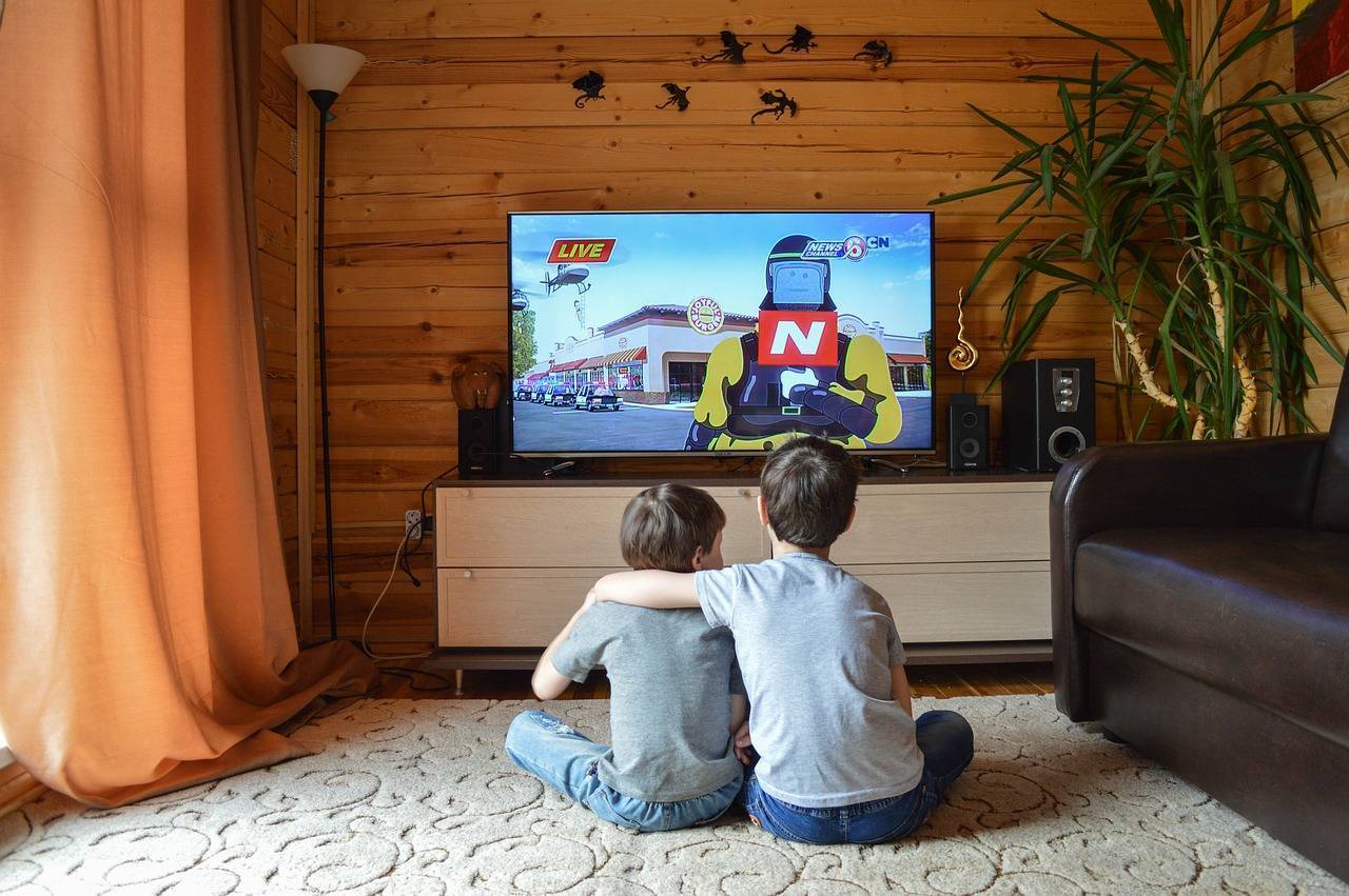 Kids watching tv. Телевизор. Телевизор для детей. Телевизор на даче. Дети смотрят телевизор.