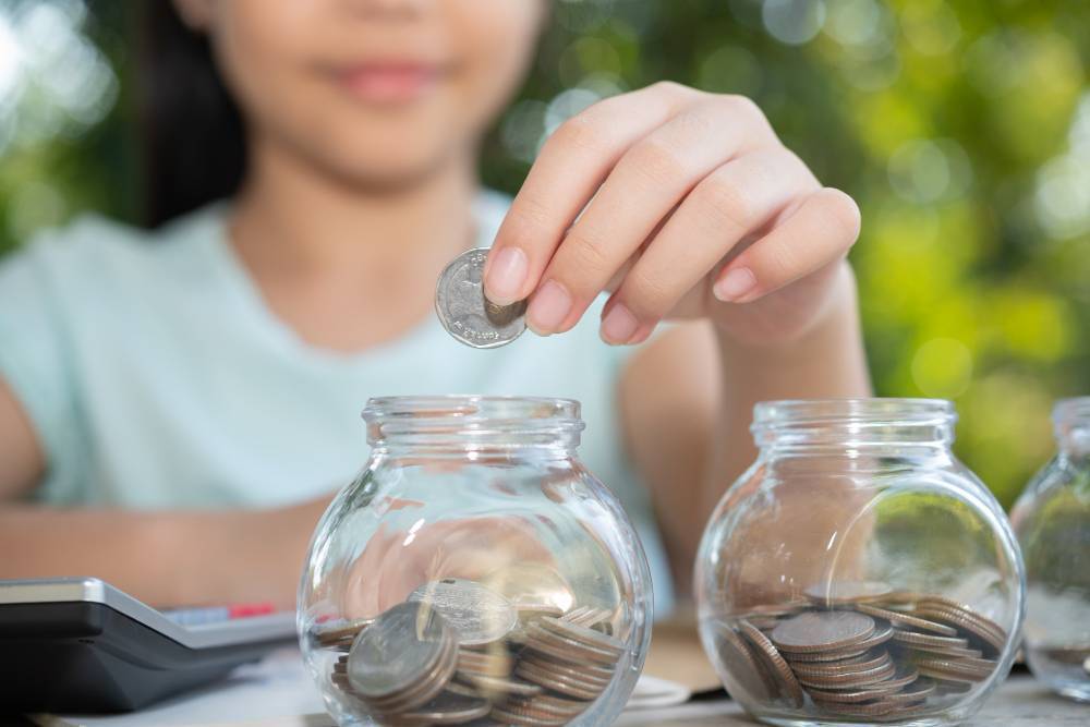 Teaching Kids Financial Responsibility: A Guide to Introducing Wallets and Money Management