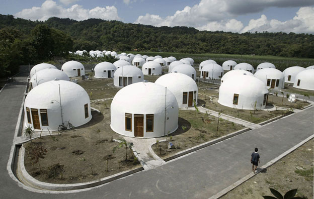 houses in earthquake area